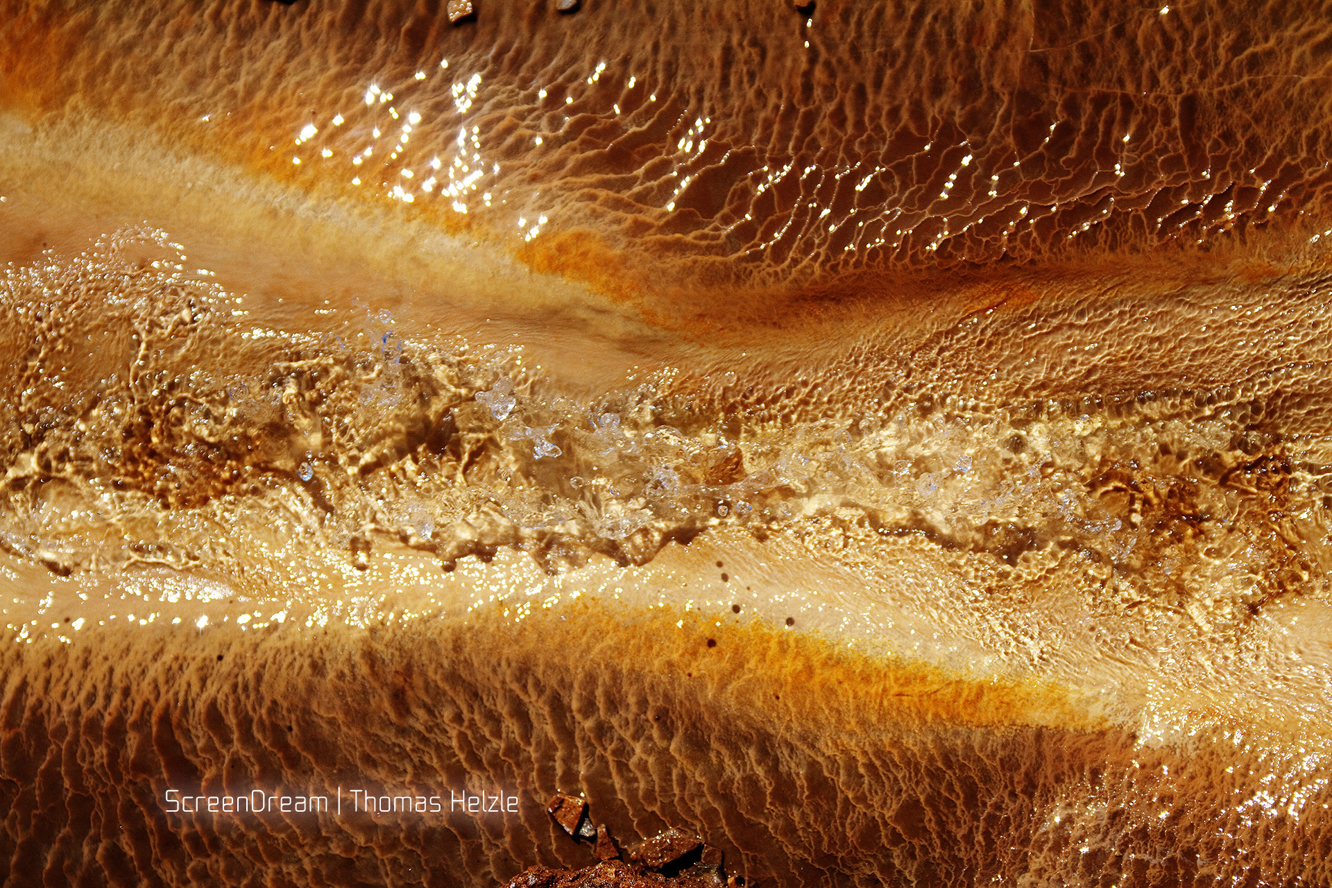 Im Ausfluss des Geysir in Island bilden sich wunderschöne Muster.
